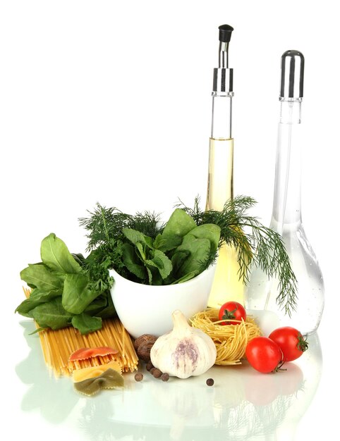 Zestaw warzyw i przypraw na stole